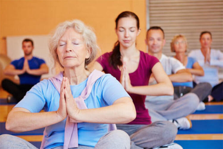 Yoga bộ môn thể dục nhẹ nhàng thích hợp với người già bị đau lưng